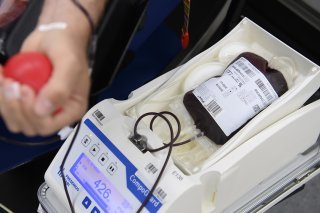Un don de sang demande généralement moins d’une heure et peut sauver plusieurs vies, écrit Transfusion CRS Suisse (archives). KEYSTONE/ANTHONY ANEX